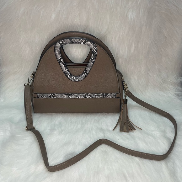 Elegant Tan Women's Bag with Tassel Accent - Picture 2 of 4